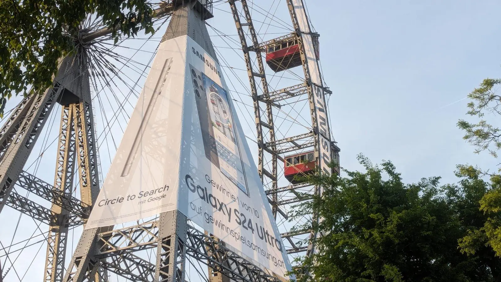 The campaign banner on the Riesenrad pylon